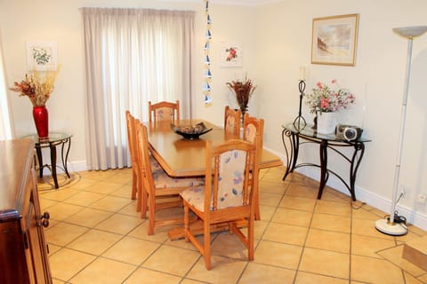 House, 3 Bedrooms, Garden View | In-room dining