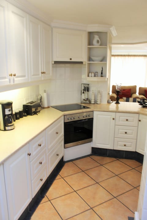 House, 3 Bedrooms, Garden View | Private kitchen | Full-size fridge, microwave, oven, stovetop