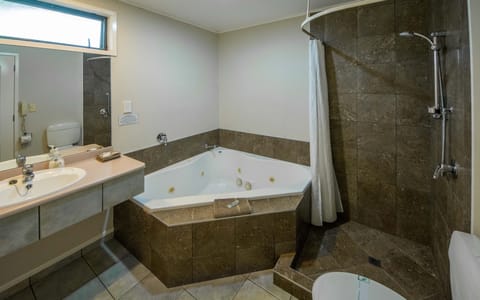 Premium Studio | Bathroom | Free toiletries, hair dryer, towels