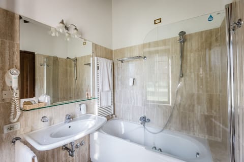 Hydromassage showerhead, free toiletries, hair dryer, bidet