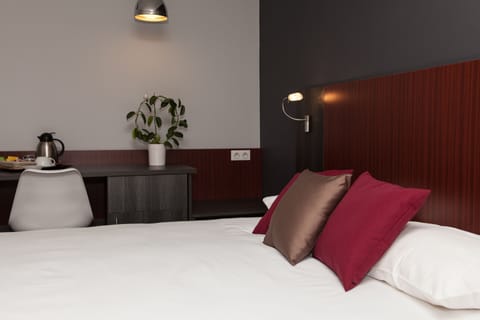 Premium bedding, in-room safe, desk, laptop workspace