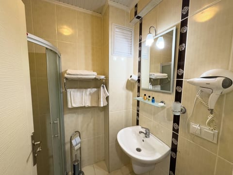 Economy Triple Room | Bathroom | Shower, free toiletries, hair dryer, bathrobes