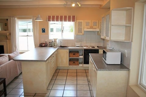 House, 3 Bedrooms, Garden View | Private kitchen | Full-size fridge, microwave, oven, stovetop