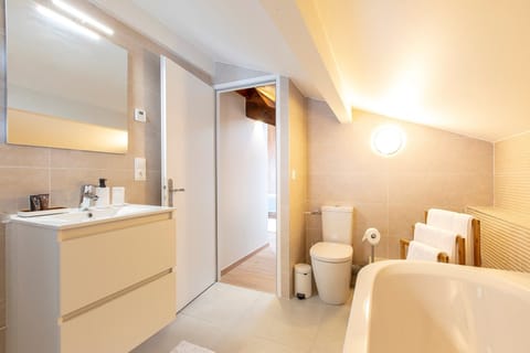 Deluxe Double Room, Bathtub (Flocon de Neige) | Bathroom | Shower, free toiletries, hair dryer, towels