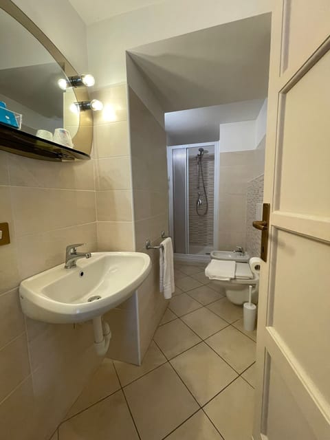 Double Room | Bathroom | Shower, hair dryer, bidet, towels