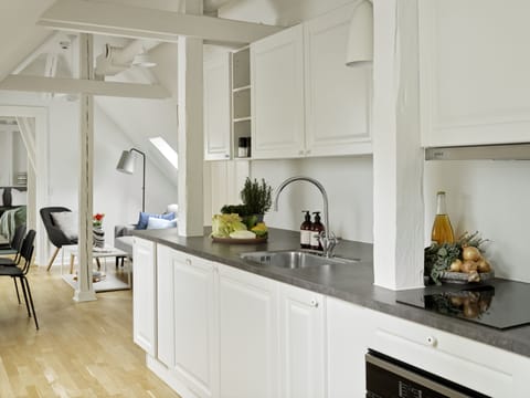 Loft | Private kitchen | Full-size fridge, microwave, oven, stovetop