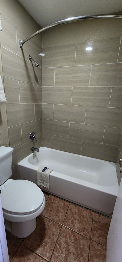 Combined shower/tub, towels