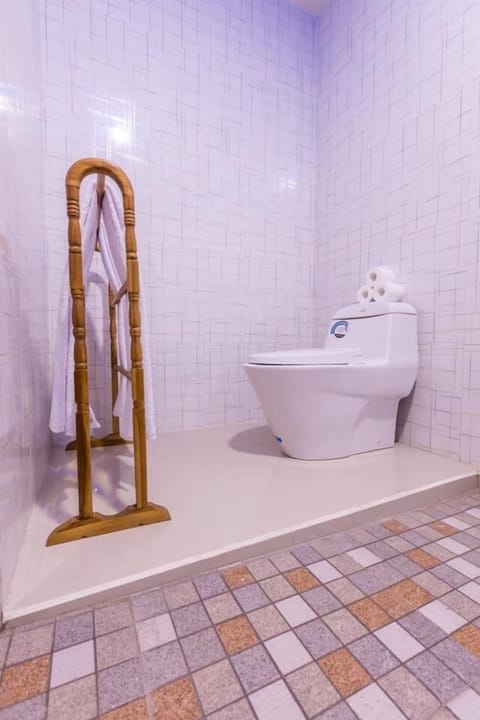 Separate tub and shower, deep soaking tub, free toiletries, hair dryer