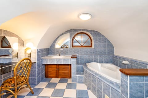 Superior Double Room | Bathroom | Deep soaking tub, free toiletries, hair dryer, towels