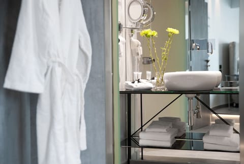 Superior Double Room | Bathroom | Shower, free toiletries, hair dryer, bathrobes