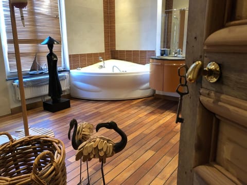 Bathtub, free toiletries, hair dryer, bathrobes