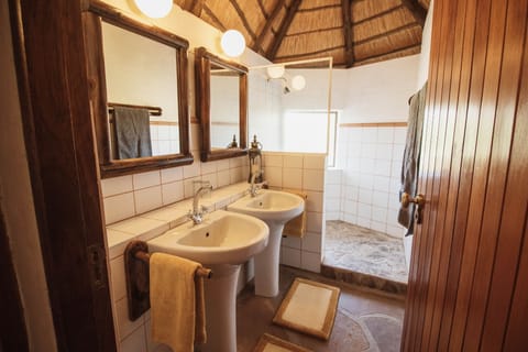 Bungalow | Bathroom | Shower, free toiletries, hair dryer, towels