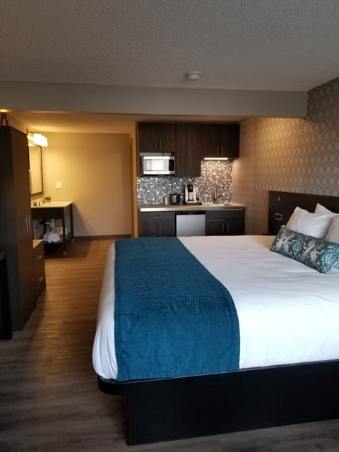 Deluxe Room, 1 King Bed (King Suite) | Premium bedding, desk, laptop workspace, blackout drapes