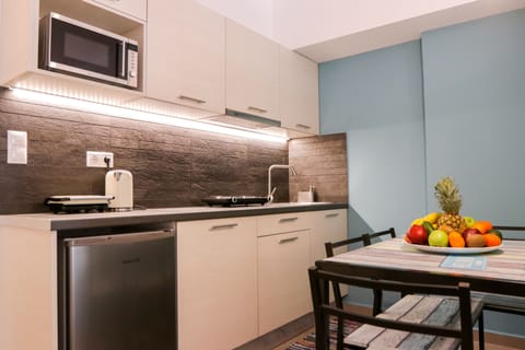 Suite, Balcony (Prestige) | Private kitchenette | Fridge, microwave, stovetop, coffee/tea maker