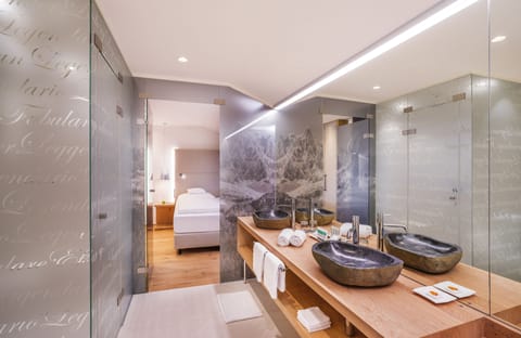 Superior Suite | Bathroom | Combined shower/tub, free toiletries, hair dryer, bathrobes