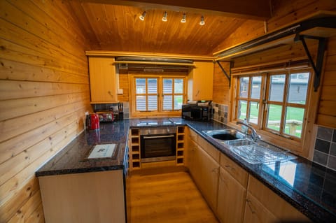 Badgers Rest Log Cabin | Private kitchen | Full-size fridge, stovetop, electric kettle, toaster