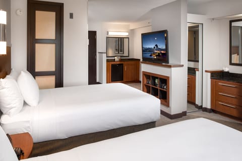 Premium bedding, in-room safe, desk, laptop workspace