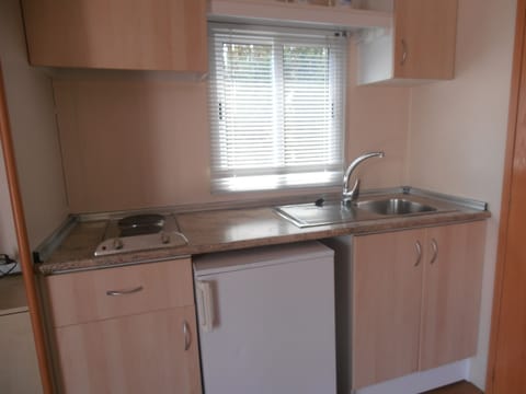 Bungalow, 2 Bedrooms, Terrace | Private kitchenette | Fridge, microwave, electric kettle