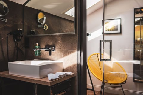 City Room | Bathroom | Shower, rainfall showerhead, designer toiletries, hair dryer