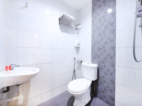 Standard Single Room | Bathroom | Shower, free toiletries, bidet, towels