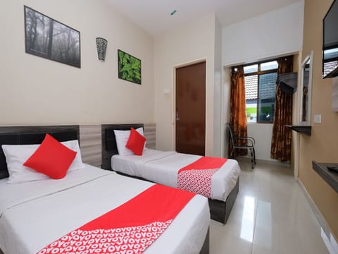 Standard Twin Room | Desk, free WiFi, bed sheets