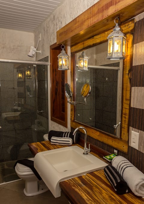 Suíte Garden View | Bathroom | Free toiletries, hair dryer, bathrobes, towels