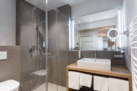 Double Room | Bathroom | Free toiletries, hair dryer, bathrobes, towels