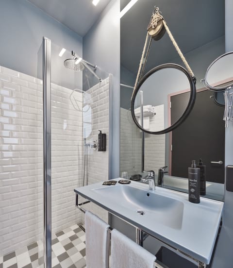 Triple Room (Modernist M) | Bathroom | Shower, rainfall showerhead, slippers, bidet