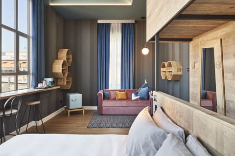 Quadruple Room (Modernist King Panoramic) | Room amenity