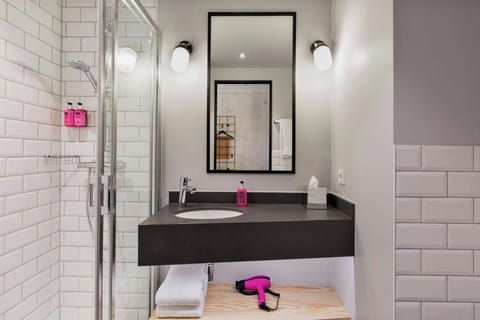 Room, 2 Twin Beds | Bathroom | Shower, free toiletries, hair dryer, towels