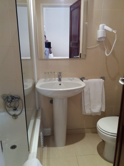 Double or Twin Room | Bathroom | Free toiletries, hair dryer, bidet, towels