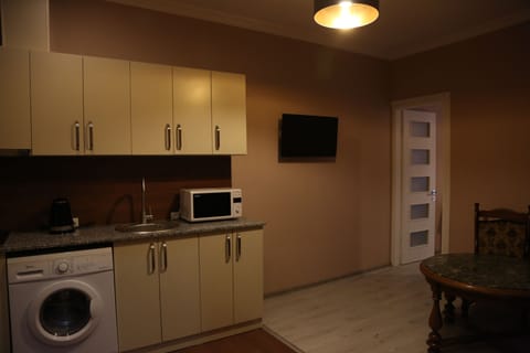 Family Studio Suite | Living room | Flat-screen TV