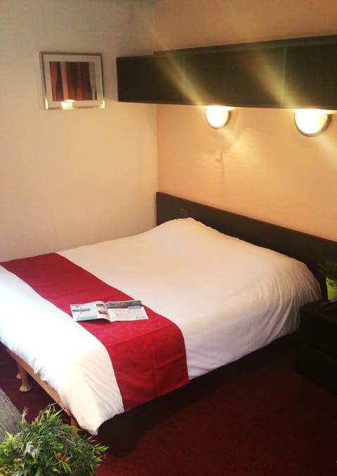 Standard Double Room | Desk, laptop workspace, blackout drapes, free WiFi