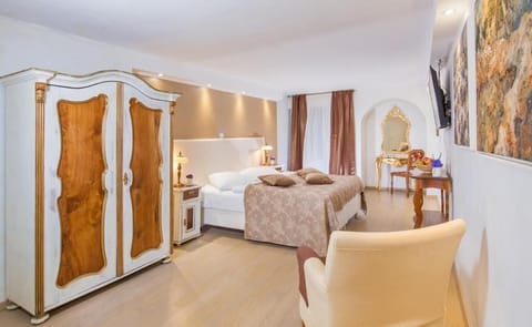 Deluxe Double Room | In-room safe, individually decorated, individually furnished, desk