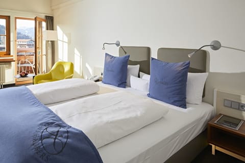 Double Room (Studio West) | Hypo-allergenic bedding, down comforters, in-room safe, desk