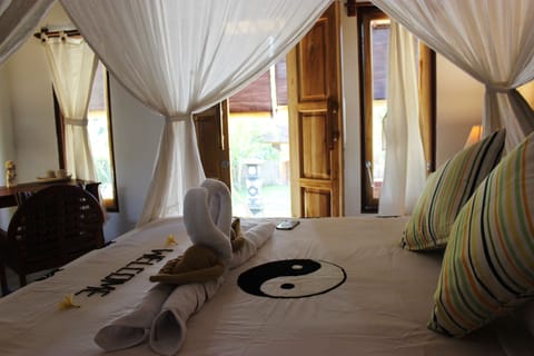 Comfort Double or Twin Room, Garden View | Desk, bed sheets