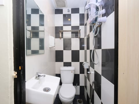 Standard Double Room | Bathroom | Shower, free toiletries, bidet, towels