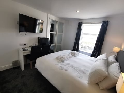 Superior Double Room, 1 King Bed, Sea View | Iron/ironing board, free WiFi, bed sheets