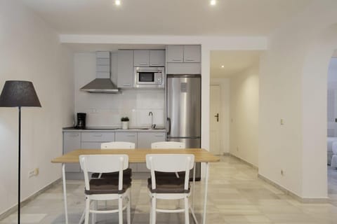 Apartment, 3 Bedrooms, Garden View | In-room dining