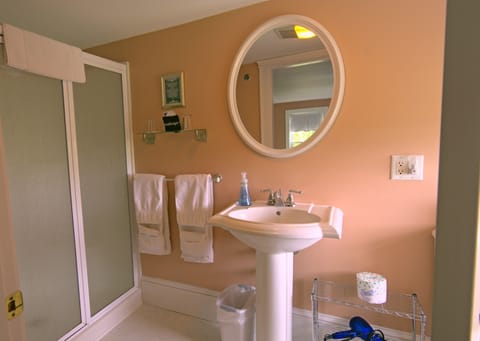 Winnisquam Room | Bathroom | Shower, free toiletries, hair dryer, towels