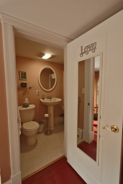 Waukewan Room | Bathroom | Shower, free toiletries, hair dryer, towels