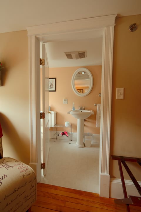 Sunapee Room | Bathroom | Shower, free toiletries, hair dryer, towels