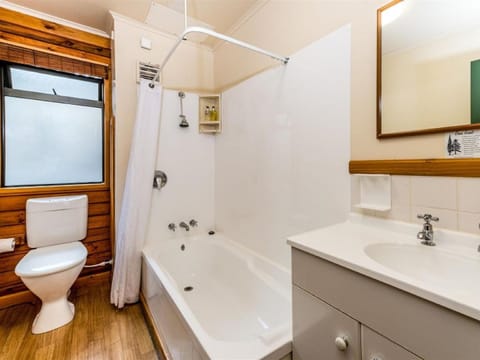 Standard Studio | Bathroom | Free toiletries, hair dryer, heated floors, towels