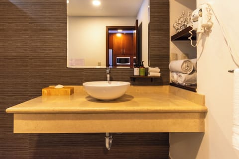 Grand Studio Suite, Sea View | Bathroom | Shower, free toiletries, hair dryer, towels