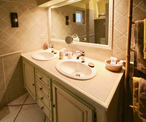 Superior Suite, Private Bathroom, Garden View | Bathroom