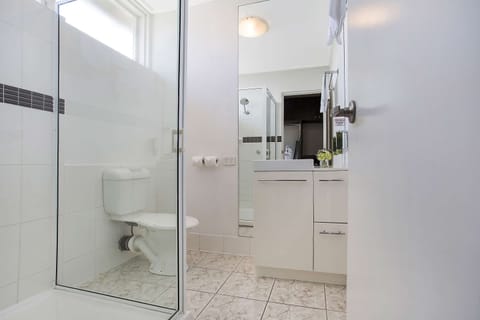 Standard Suite, Non Smoking | Bathroom | Shower, free toiletries, hair dryer, towels