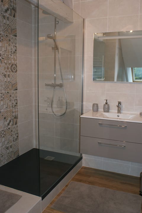 Double Room (Ti Milin) | Bathroom | Free toiletries, hair dryer, towels