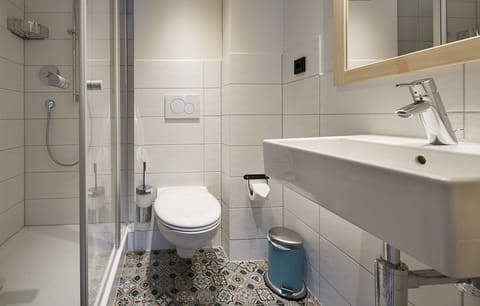 Family Room | Bathroom | Shower, hair dryer, towels