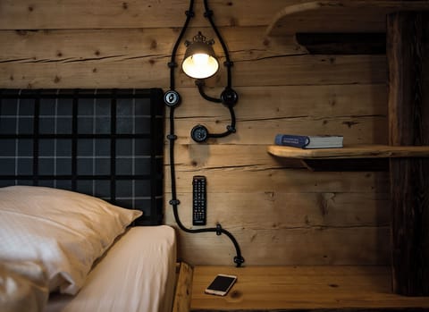 Individually furnished, free WiFi, bed sheets