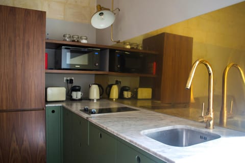 Superior Apartment | Private kitchen | Coffee/tea maker, electric kettle